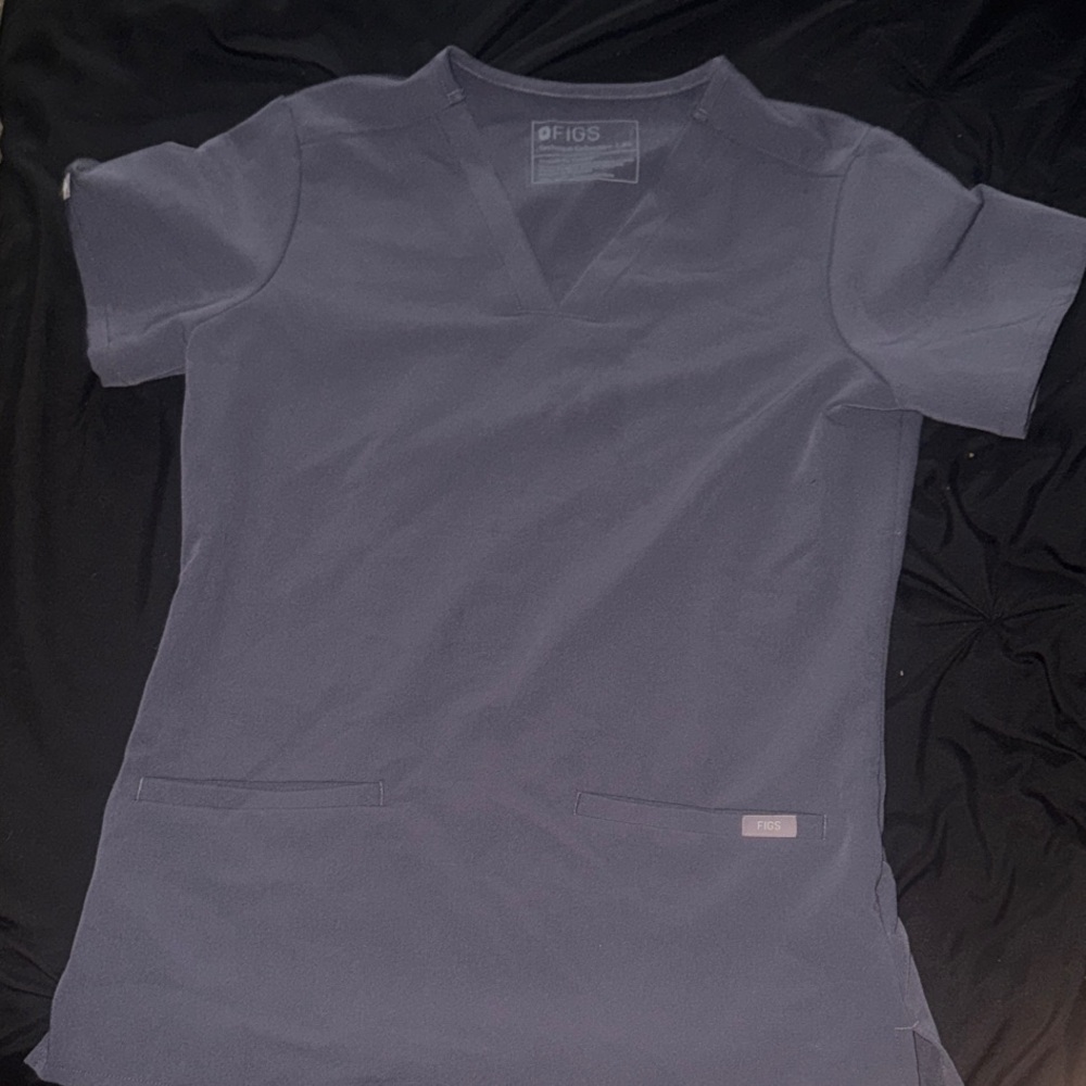 FIGS - Casma 3 Pocket Scrub Top - Charcoal V-Neck Scrub Top